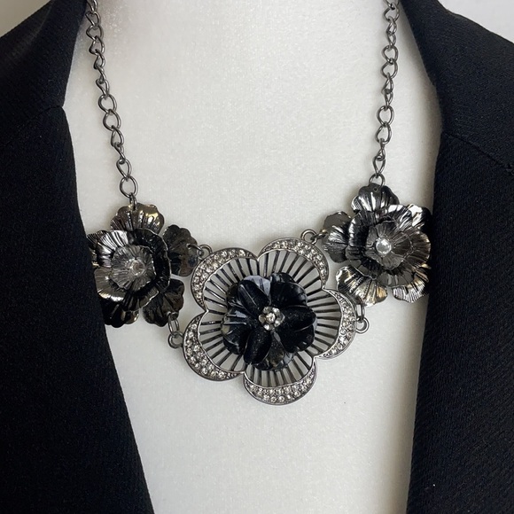 Guess Fashion Necklace Three Flower With Crystals Statement - Picture 9 of 12